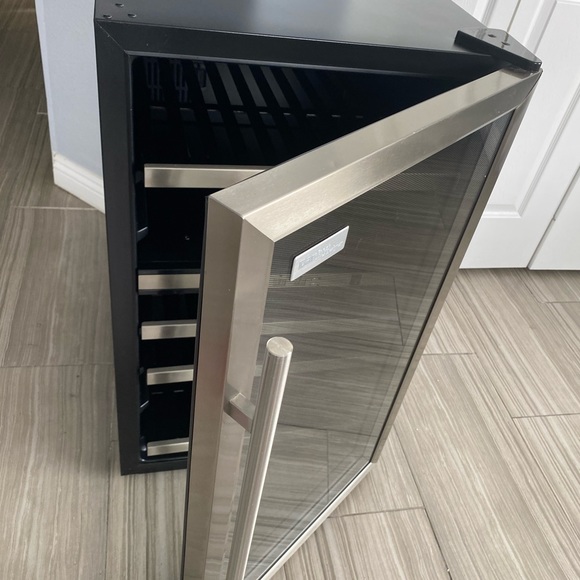 Danby Designer 38 Bottle Wine Fridge - Picture 4 of 9